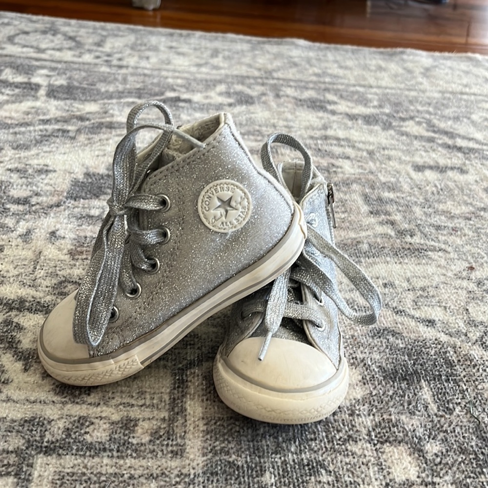 Great condition toddler silver sparkle chuck taylor high top with zippers size 6